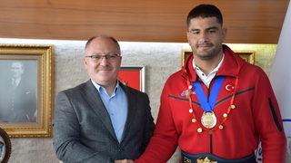 Dünya şampiyonu Taha Akgül, Sivas Valiliği ve Belediyesini ziyaret etti