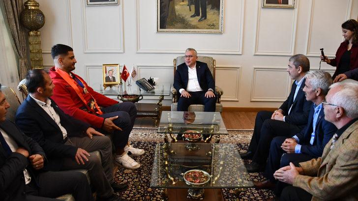 Dünya şampiyonu Taha Akgül, Sivas Valiliği ve Belediyesini ziyaret etti G2