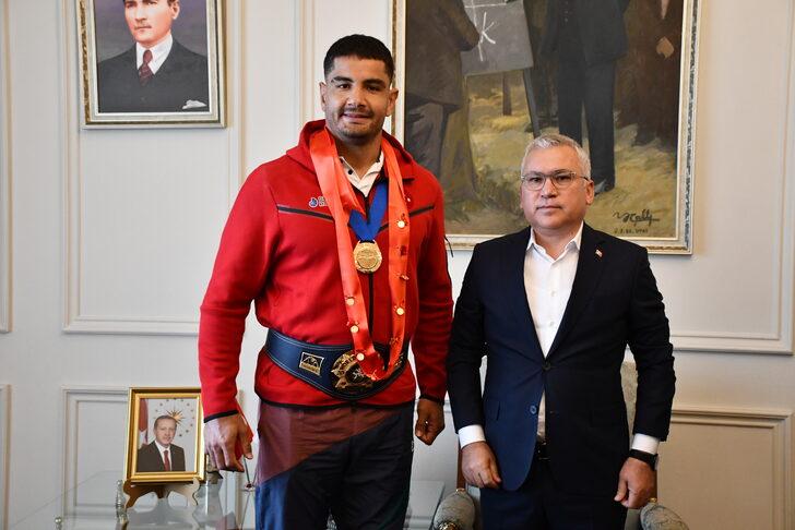 Dünya şampiyonu Taha Akgül, Sivas Valiliği ve Belediyesini ziyaret etti G3