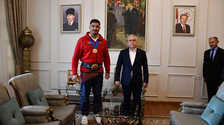 Dünya şampiyonu Taha Akgül, Sivas Valiliği ve Belediyesini ziyaret etti G4