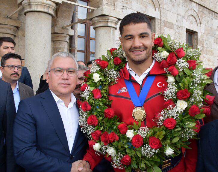 Dünya şampiyonu Taha Akgül, Sivas Valiliği ve Belediyesini ziyaret etti G5