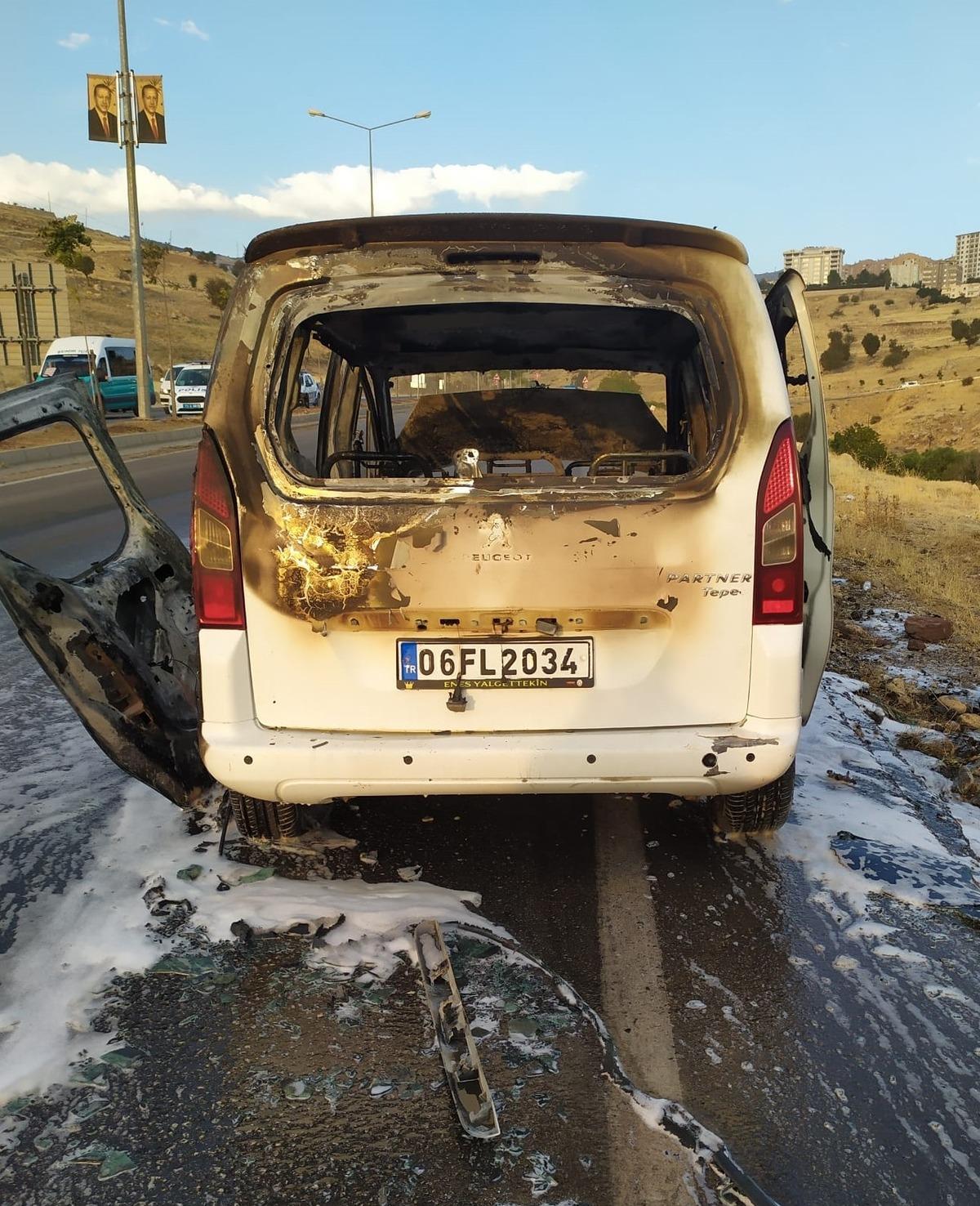 Şırnak&rsquo;ta seyir halindeyken alev alan ara&ccedil; yandı