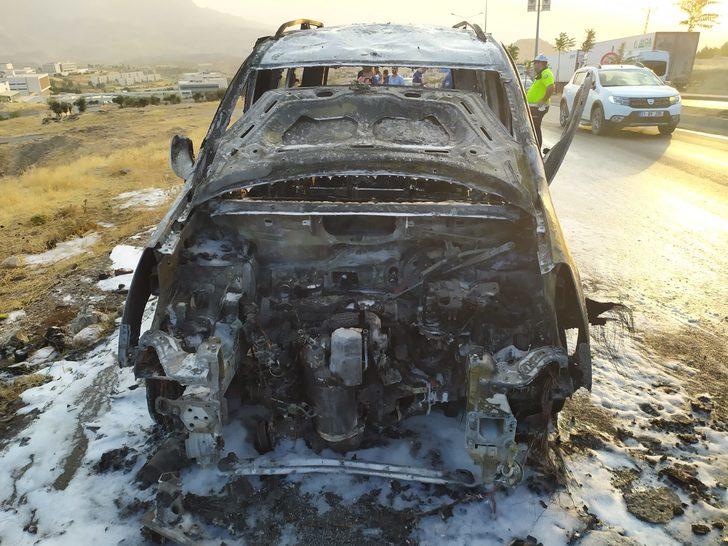 Şırnak’ta seyir halindeyken alev alan araç yandı G2