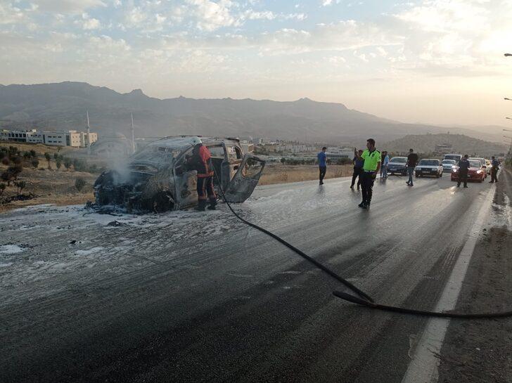 Şırnak’ta seyir halindeyken alev alan araç yandı G3