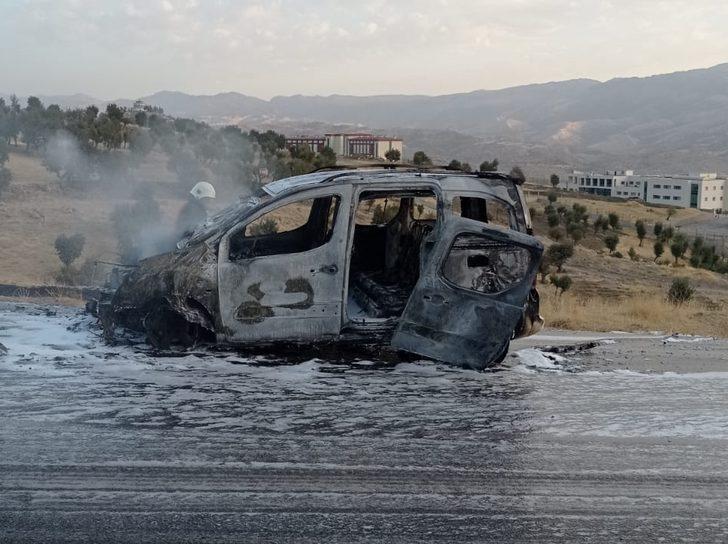 Şırnak’ta seyir halindeyken alev alan araç yandı G4