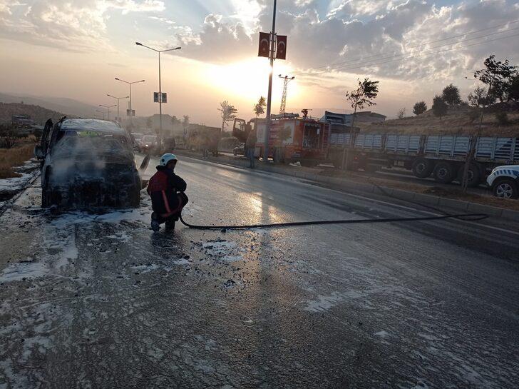 Şırnak’ta seyir halindeyken alev alan araç yandı G5