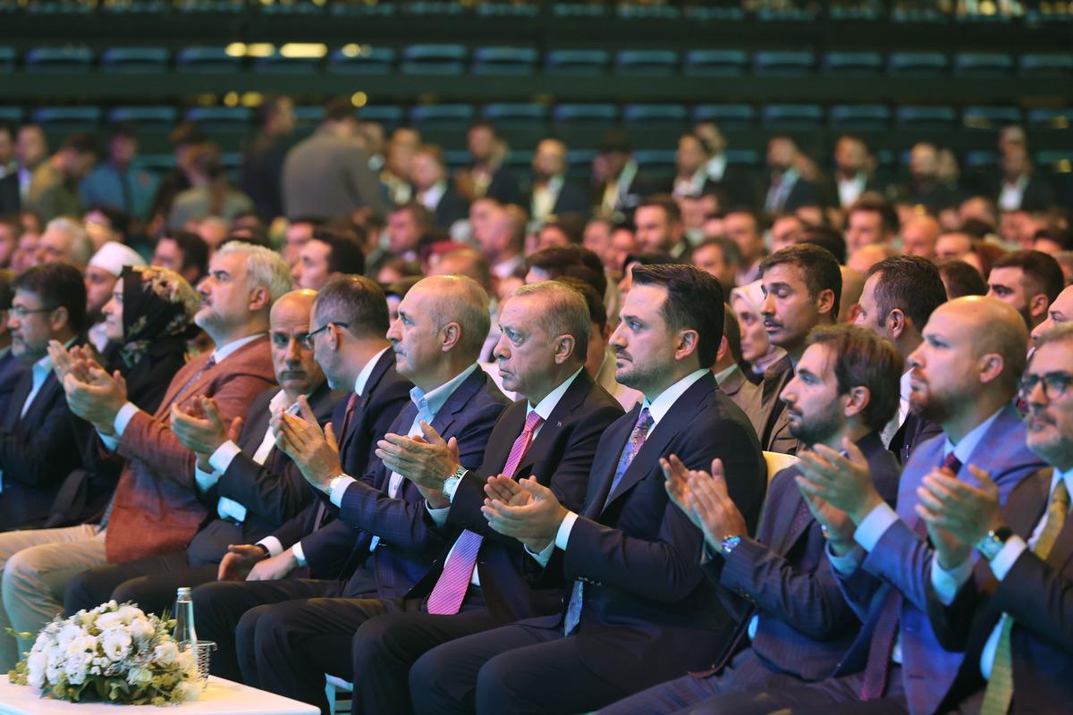 Cumhurbaşkanı Erdoğan, Sinan Erdem Spor Salonu &ouml;n&uuml;ndeki vatandaşlara hitap etti: