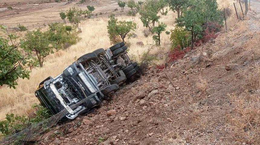 Siirt'te şarampole devrilen kamyonun sürücüsü yaralandı