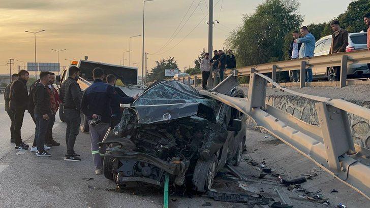 Kocaeli'de bariyerlere sıkışan hafif ticari aracın sürücüsü yaralandı G3