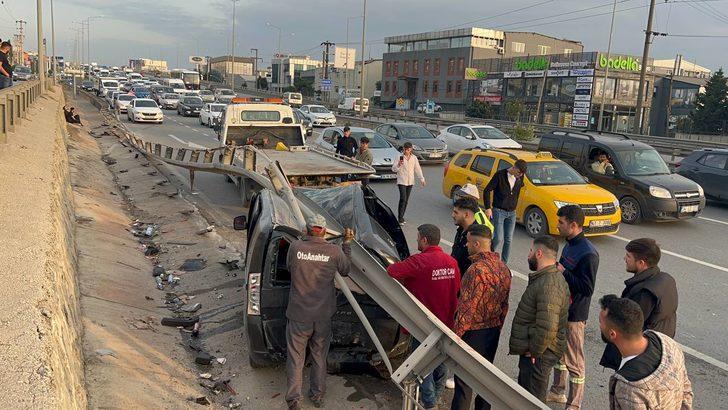 Kocaeli'de bariyerlere sıkışan hafif ticari aracın sürücüsü yaralandı G5