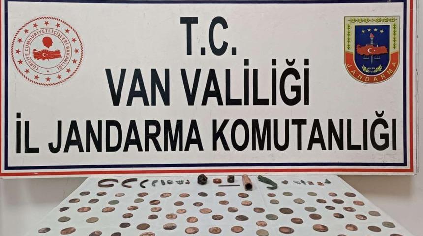 Van'da 85 sikke ve tarihi eser niteliği taşıyan 22 obje ele geçirildi