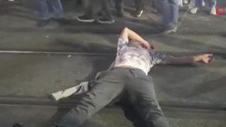 Tramvay yoluna yattı ve... Taksim'in ortasında şaşkınlık yaratan anlar! Bakın neden yapmış