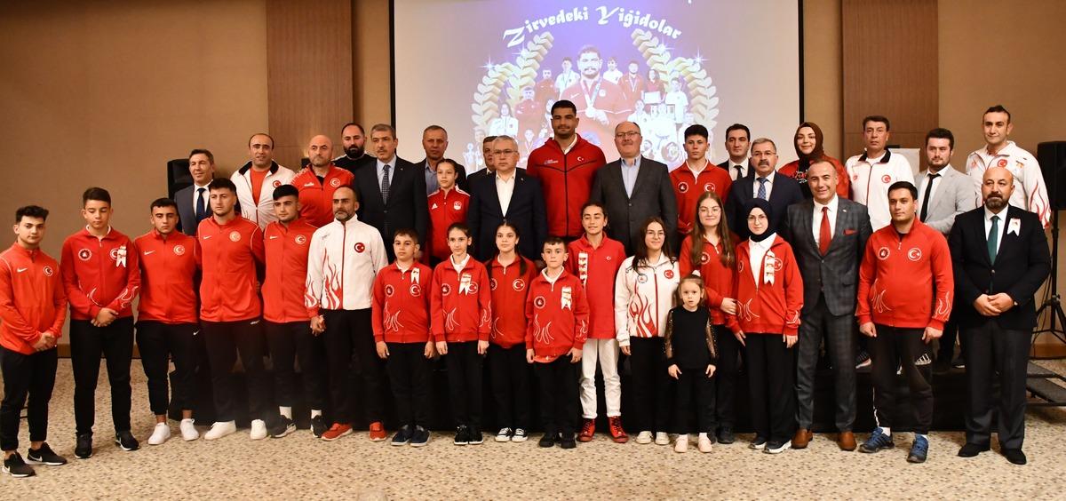 Uluslararası şampiyonalarda dereceye giren Sivaslı sporcular &ouml;d&uuml;llendirildi