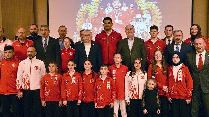 Uluslararası şampiyonalarda dereceye giren Sivaslı sporcular ödüllendirildi G2