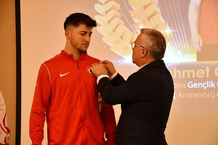 Uluslararası şampiyonalarda dereceye giren Sivaslı sporcular ödüllendirildi G3