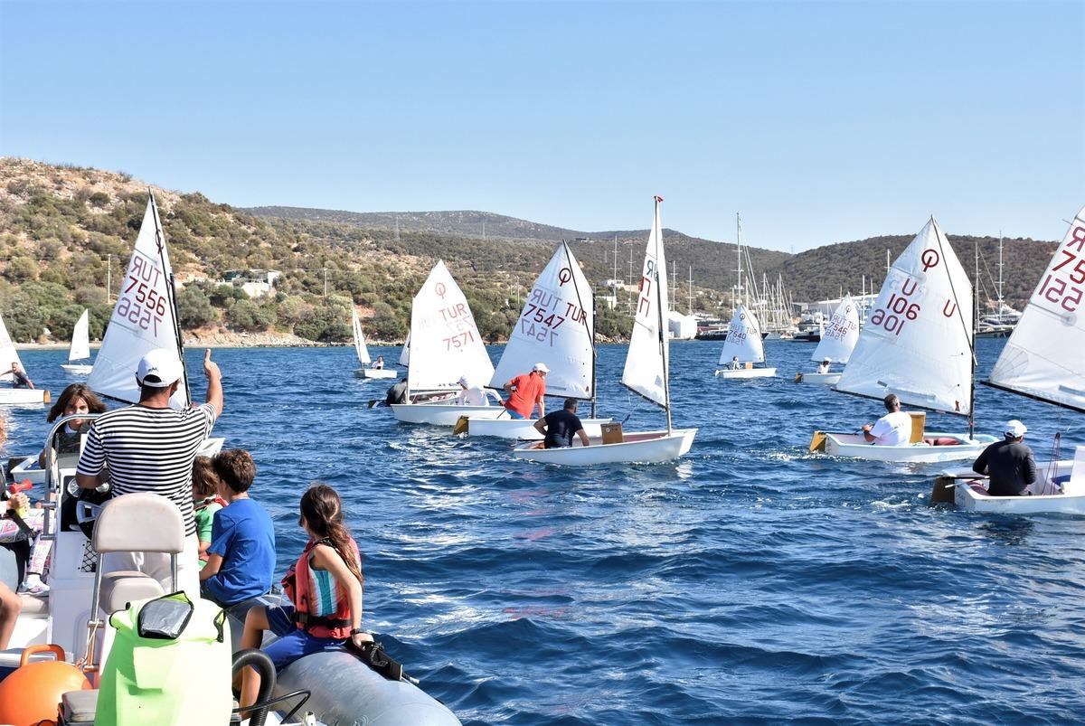 Bodrum'da &ccedil;ocukların hakemlik yaptığı "Dino Cup"ta veliler yarıştı