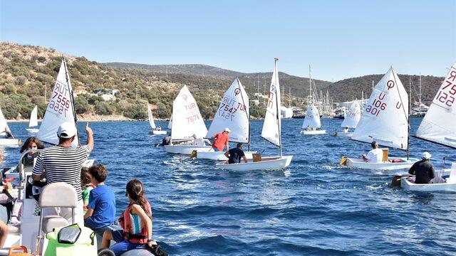 Bodrum'da çocukların hakemlik yaptığı Dino Cupta veliler yarıştı