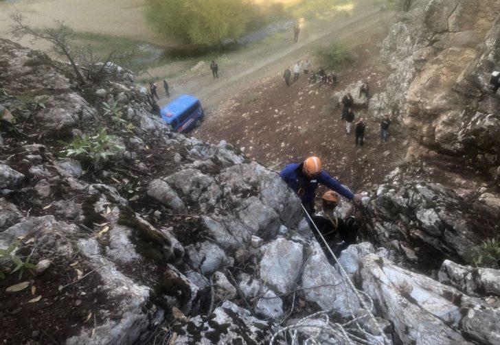 Konya'da dik kayalıklarda mahsur kalan keçileri AFAD'ın özel dağcı ekibi kurtardı G3