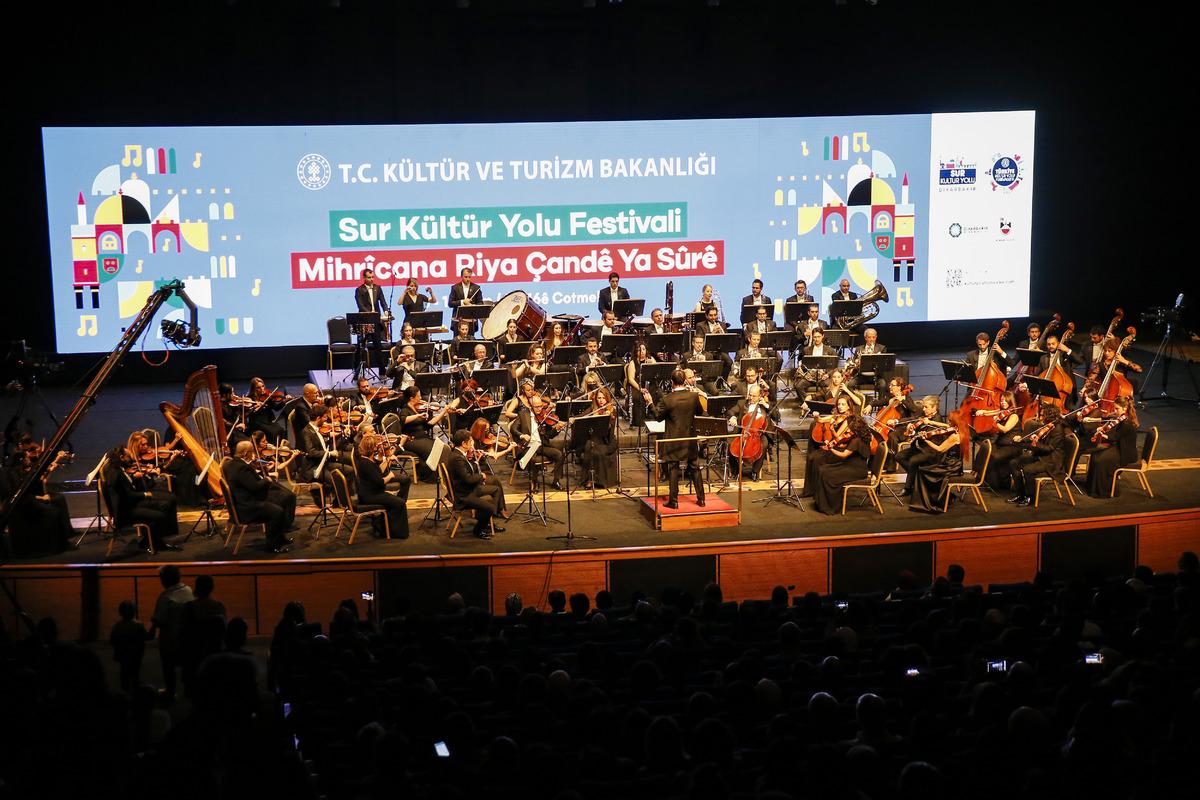 Cumhurbaşkanlığı Senfoni Orkestrası 13 yıl aranın ardından Diyarbakır'da sahne aldı