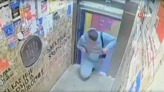 Asansörde kabinle duvar arasına sıkışmaktan son anda kurtuldu
