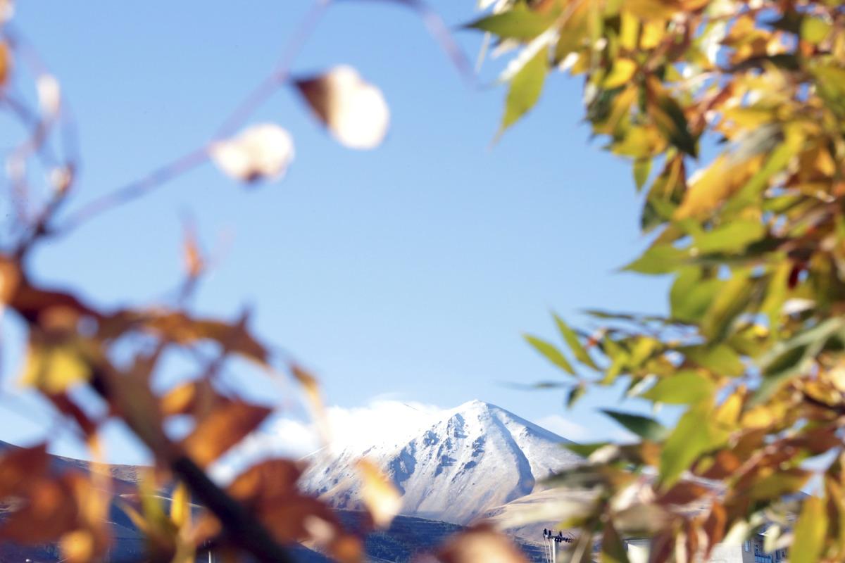 Paland&ouml;ken'in zirvesi beyaza b&uuml;r&uuml;nd&uuml;