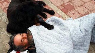 Köpeği 'Yaren' bir an olsun yanından ayrılmıyor