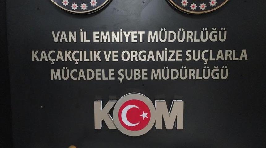 Van'da 8 sikke ve tarihi eser niteliği taşıyan 3 obje ele geçirildi