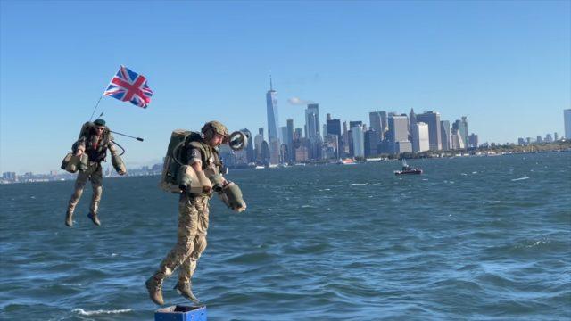 İzleyenleri büyülediler! Gerçek 'Iron Man'lerden inanılmaz görüntüler