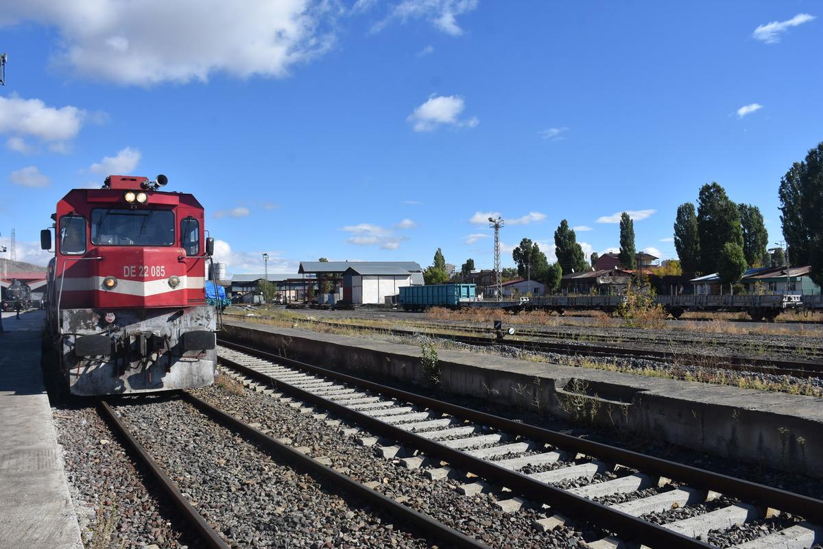 Kars'ta raylara d&uuml;şen kaya par&ccedil;aları tren seferlerini aksattı