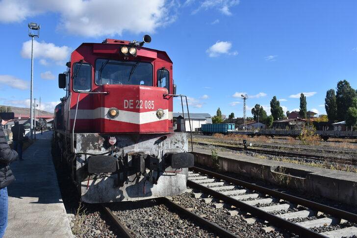 Kars'ta raylara düşen kaya parçaları tren seferlerini aksattı G2