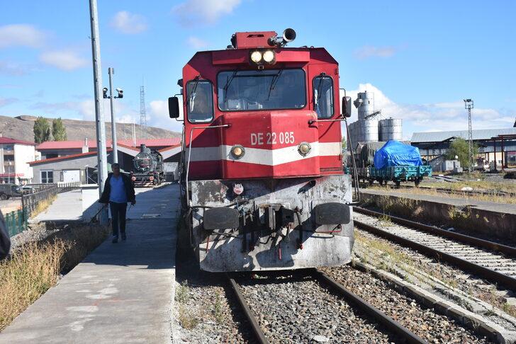 Kars'ta raylara düşen kaya parçaları tren seferlerini aksattı G3