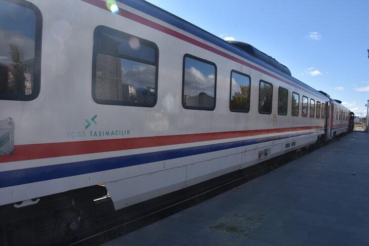 Kars'ta raylara düşen kaya parçaları tren seferlerini aksattı G4