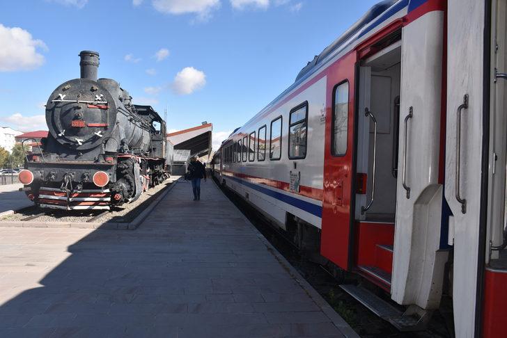 Kars'ta raylara düşen kaya parçaları tren seferlerini aksattı G5