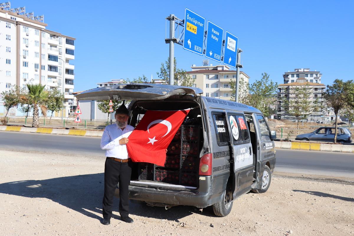 "Elmacı Dede" Kilis'teki askerlere Denizli'den 70 kasa elma getirdi