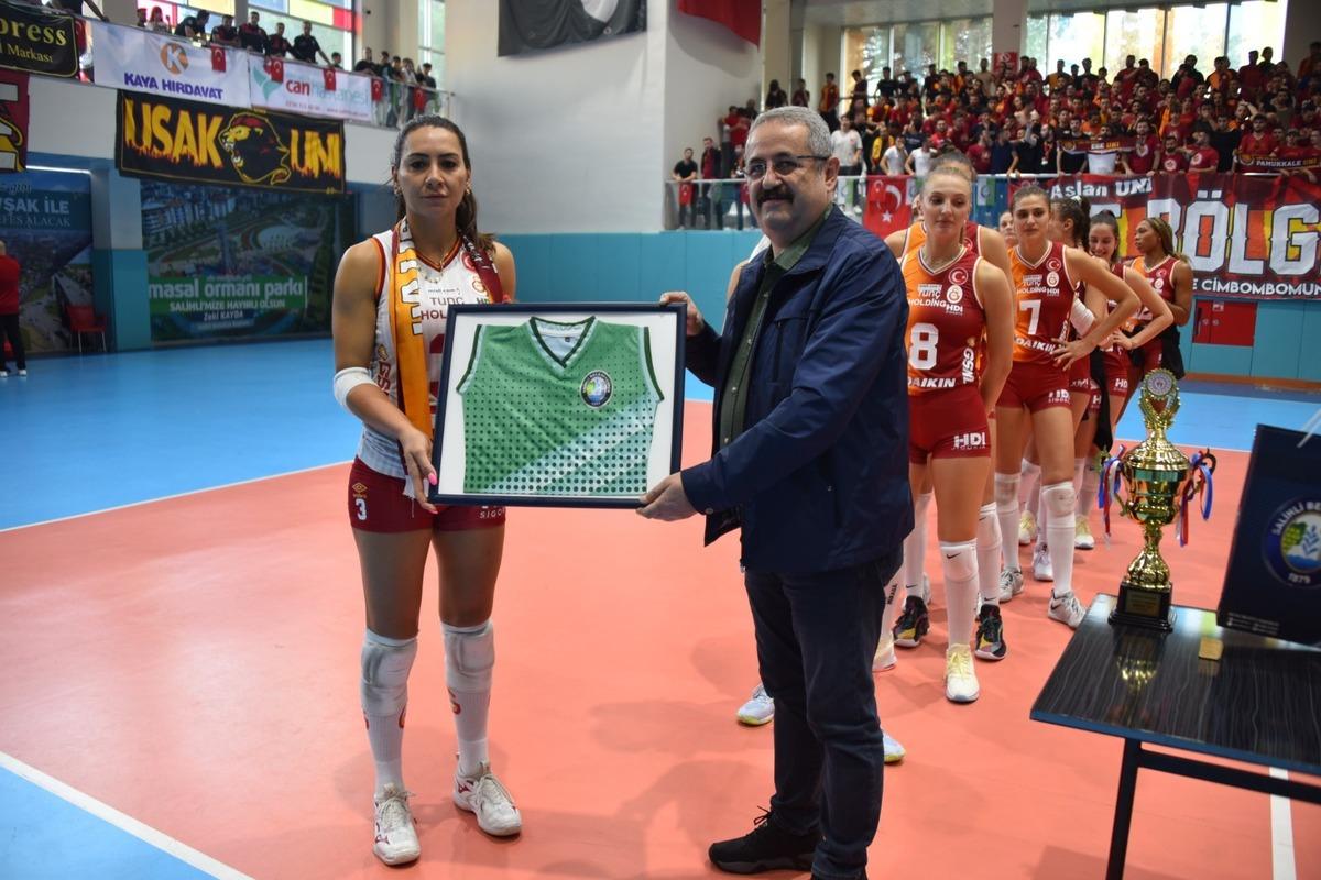 SMA hastası bebek i&ccedil;in d&uuml;zenlenen voleybol turnuvasını Galatasaray kazandı