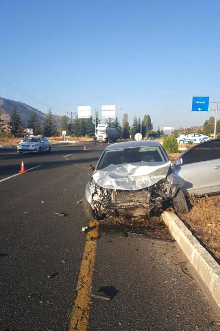 Elazığ'da 2 otomobilin çarpışması sonucu 1 kişi öldü, 4 kişi yaralandı G1