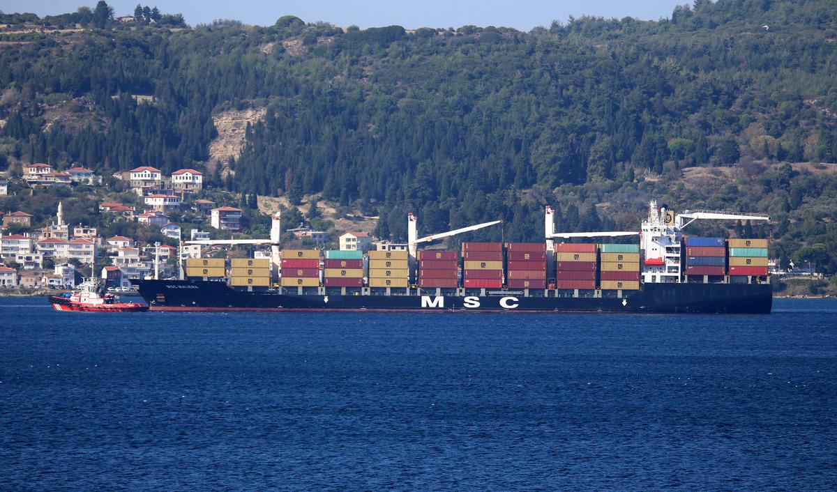 &Ccedil;anakkale Boğazı'nda makine arızası yapan gemi limana &ccedil;ekildi