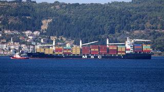 Çanakkale Boğazı'nda makine arızası yapan gemi limana çekildi