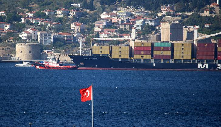 Çanakkale Boğazı'nda makine arızası yapan gemi limana çekildi G3