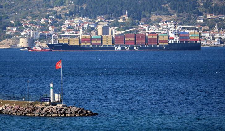Çanakkale Boğazı'nda makine arızası yapan gemi limana çekildi G4