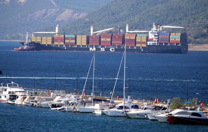 Çanakkale Boğazı'nda makine arızası yapan gemi limana çekildi G5