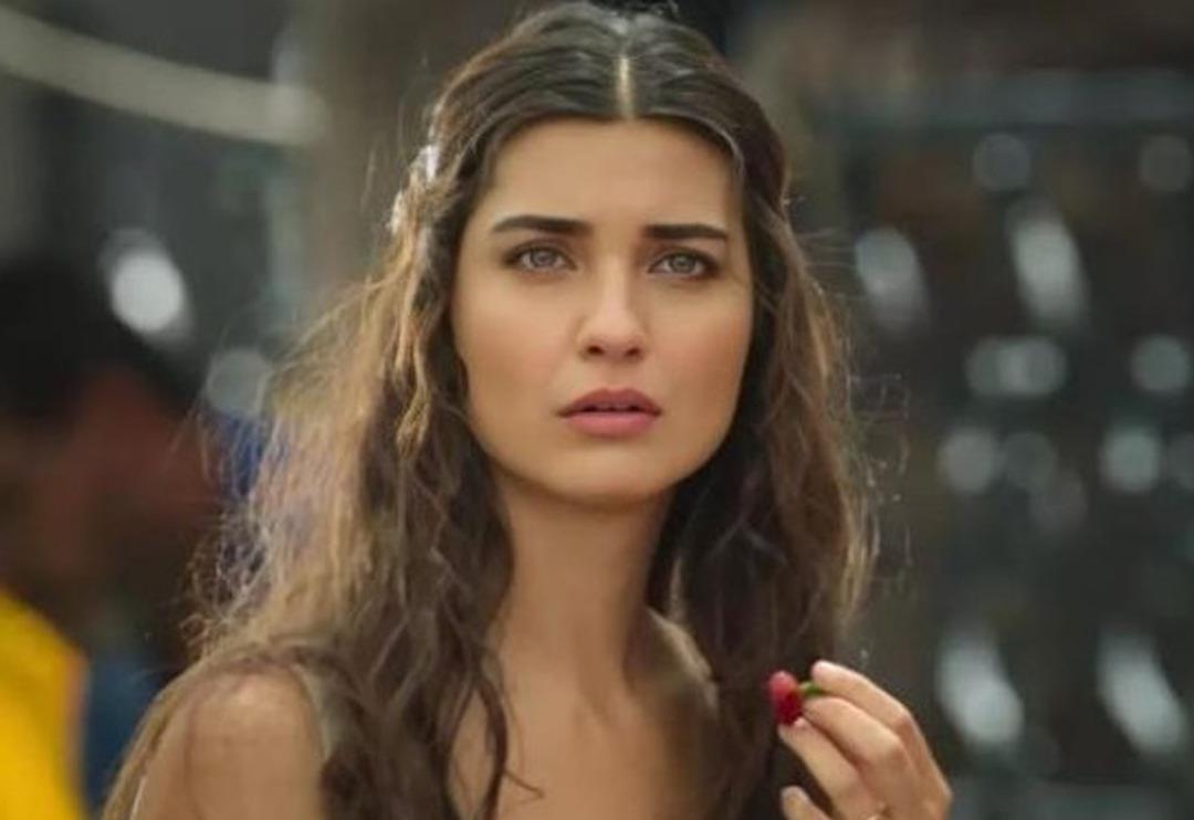 G&ouml;zlerden uzak tutuyor... Tuba B&uuml;y&uuml;k&uuml;st&uuml;n, ikiz kızları Toprak ve Maya'yı paylaştı! "Annelerine benziyorlar"