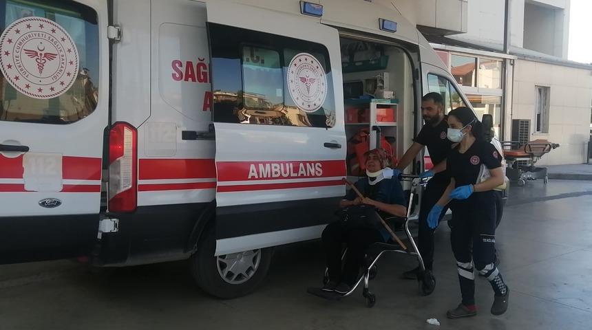 Adana'da belediye otobüsü ile otomobilin çarpıştığı kazada 3 kişi yaralandı