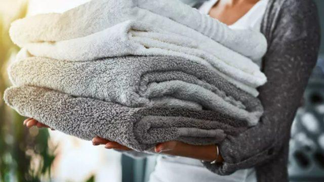 Sık yapılan bu yanlış havluların sertleşmesine neden oluyor! Tek malzeme ile havlularınızı yeni alınmış gibi yumuşacık yapabilirsiniz