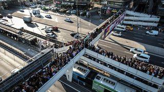 Bahçelievler'de metrobüs kuyruğu üst geçidi kilitledi! Vatandaşlar zor anlar yaşadı