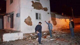 Depremde evi hasar gören vatandaşlar için çadır kuruldu