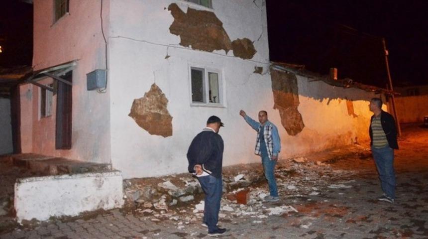 Depremde evi hasar gören vatandaşlar için çadır kuruldu