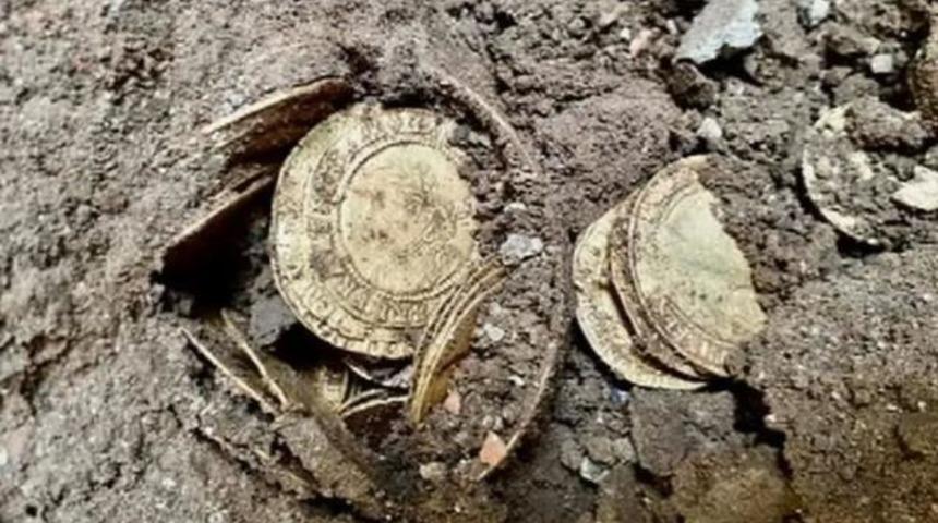 Evlerine yeni taşınan aile tadilat yaptırmak istedi! Mutfak döşemelerinin altından çil çil altın çıktı