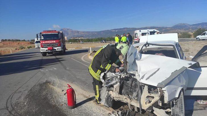 Denizli'de traktör ile otomobilin çarpıştığı kazada 5 kişi yaralandı G1
