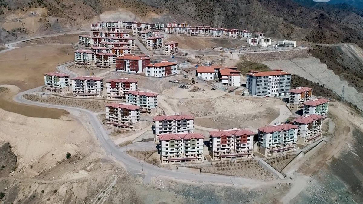 Baraj nedeniyle su altında kalacak Yusufeli il&ccedil;esi yeni yerine taşınmaya başladı